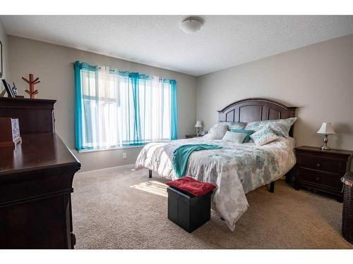 37 Bluebird Drive Se, Didsbury, AB - Indoor Photo Showing Bedroom