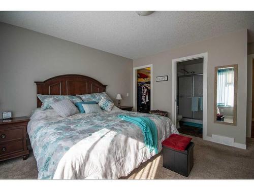 37 Bluebird Drive Se, Didsbury, AB - Indoor Photo Showing Bedroom