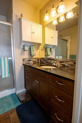 37 Bluebird Drive Se, Didsbury, AB - Indoor Photo Showing Kitchen