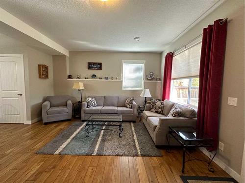 37 Bluebird Drive Se, Didsbury, AB - Indoor Photo Showing Living Room