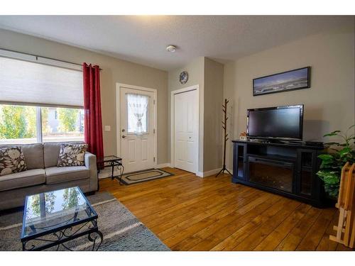 37 Bluebird Drive Se, Didsbury, AB - Indoor Photo Showing Living Room