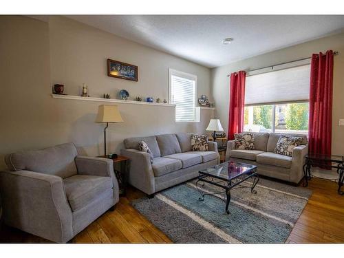 37 Bluebird Drive Se, Didsbury, AB - Indoor Photo Showing Living Room