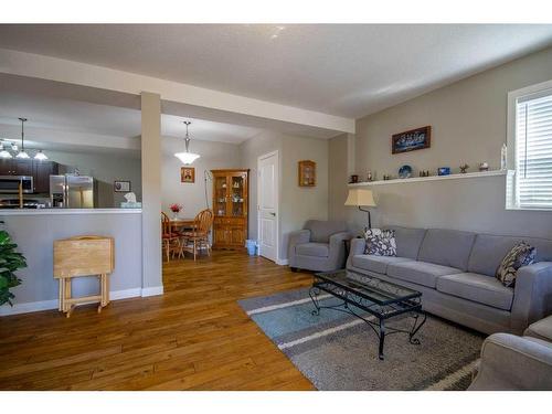 37 Bluebird Drive Se, Didsbury, AB - Indoor Photo Showing Living Room