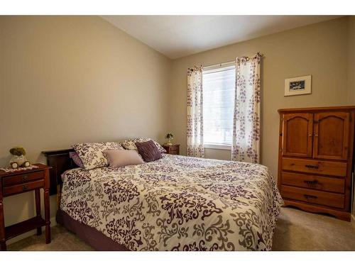 37 Bluebird Drive Se, Didsbury, AB - Indoor Photo Showing Bedroom