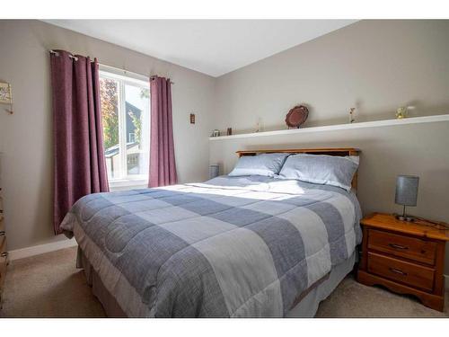 37 Bluebird Drive Se, Didsbury, AB - Indoor Photo Showing Bedroom