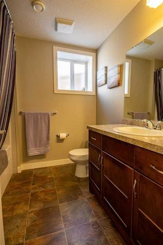 37 Bluebird Drive Se, Didsbury, AB - Indoor Photo Showing Bathroom