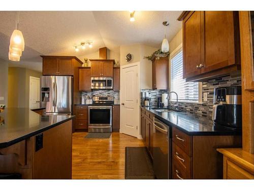 37 Bluebird Drive Se, Didsbury, AB - Indoor Photo Showing Kitchen