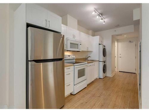 310-10 Brentwood Common Nw, Calgary, AB - Indoor Photo Showing Kitchen