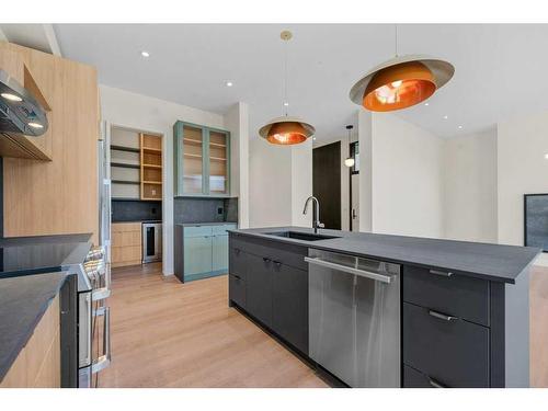 3C Willow Crescent Sw, Calgary, AB - Indoor Photo Showing Kitchen