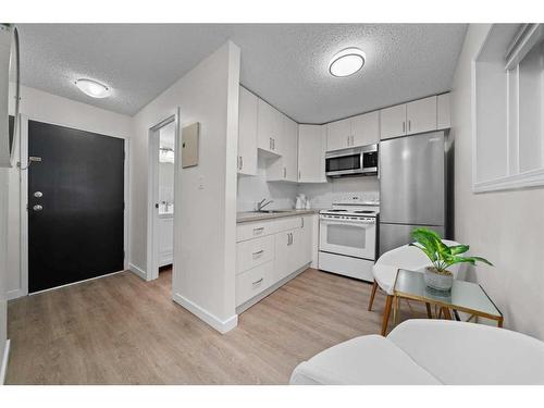 101-1512 16 Avenue Sw, Calgary, AB - Indoor Photo Showing Kitchen