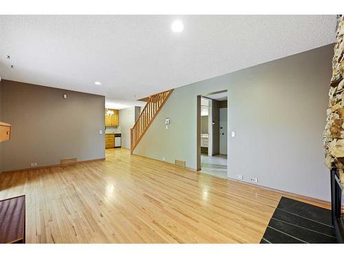 9415 Paliswood Way Sw, Calgary, AB - Indoor Photo Showing Other Room