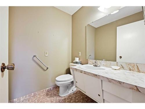 9415 Paliswood Way Sw, Calgary, AB - Indoor Photo Showing Bathroom