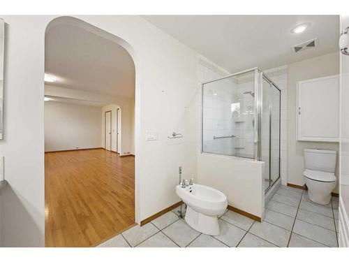 9415 Paliswood Way Sw, Calgary, AB - Indoor Photo Showing Bathroom