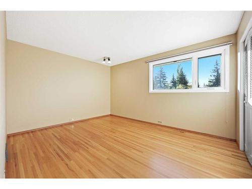 9415 Paliswood Way Sw, Calgary, AB - Indoor Photo Showing Other Room