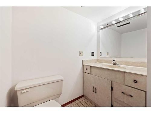 9415 Paliswood Way Sw, Calgary, AB - Indoor Photo Showing Bathroom