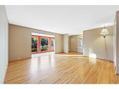 9415 Paliswood Way Sw, Calgary, AB - Indoor Photo Showing Living Room