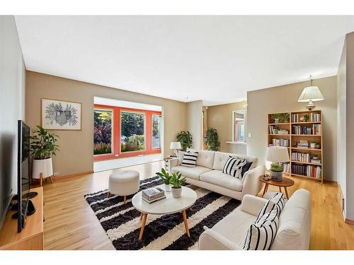 9415 Paliswood Way Sw, Calgary, AB - Indoor Photo Showing Living Room