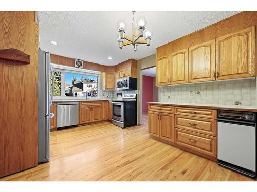 9415 Paliswood Way Sw, Calgary, AB - Indoor Photo Showing Kitchen