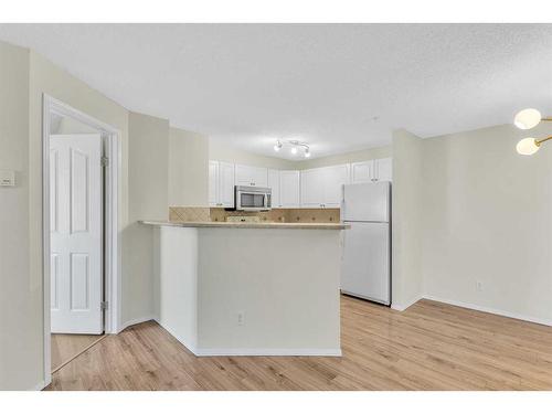 8317-304 Mackenzie Way Sw, Airdrie, AB - Indoor Photo Showing Kitchen