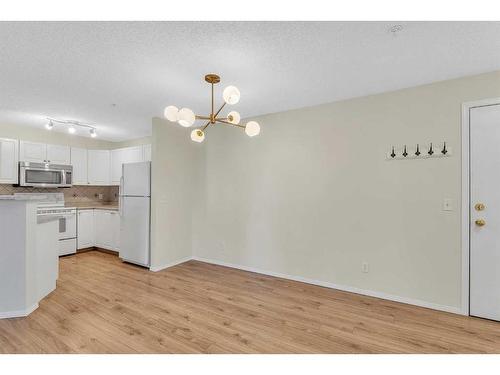 8317-304 Mackenzie Way Sw, Airdrie, AB - Indoor Photo Showing Kitchen