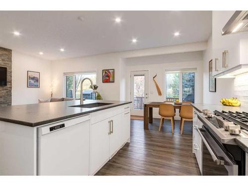 94 Discovery Ridge Gardens Sw, Calgary, AB - Indoor Photo Showing Kitchen With Upgraded Kitchen