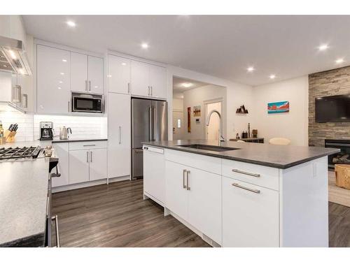 94 Discovery Ridge Gardens Sw, Calgary, AB - Indoor Photo Showing Kitchen With Upgraded Kitchen