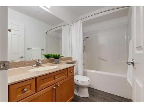 94 Discovery Ridge Gardens Sw, Calgary, AB - Indoor Photo Showing Bathroom