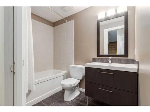 94 Discovery Ridge Gardens Sw, Calgary, AB - Indoor Photo Showing Bathroom