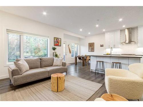 94 Discovery Ridge Gardens Sw, Calgary, AB - Indoor Photo Showing Living Room