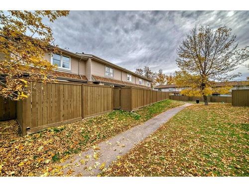 167-123 Queensland Drive Se, Calgary, AB - Outdoor