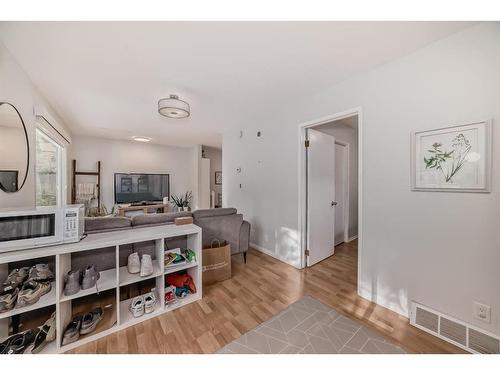 8931 33 Avenue Nw, Calgary, AB - Indoor Photo Showing Other Room