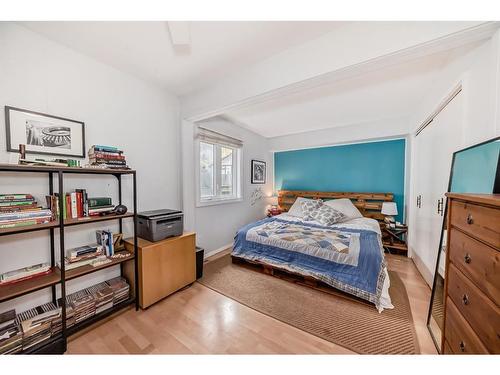 8931 33 Avenue Nw, Calgary, AB - Indoor Photo Showing Bedroom