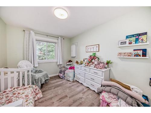 8931 33 Avenue Nw, Calgary, AB - Indoor Photo Showing Bedroom