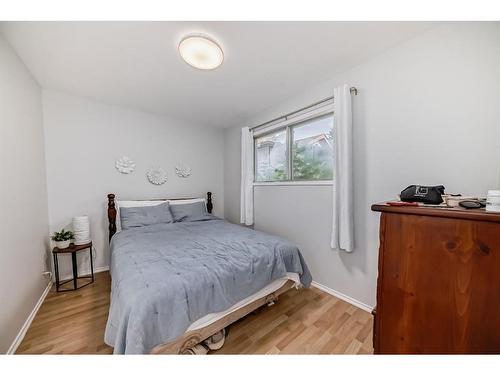 8931 33 Avenue Nw, Calgary, AB - Indoor Photo Showing Bedroom