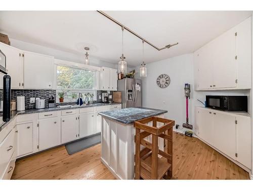 8931 33 Avenue Nw, Calgary, AB - Indoor Photo Showing Kitchen