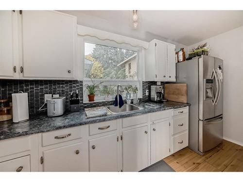 8931 33 Avenue Nw, Calgary, AB - Indoor Photo Showing Kitchen