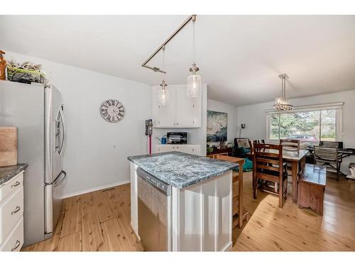 8931 33 Avenue Nw, Calgary, AB - Indoor Photo Showing Kitchen