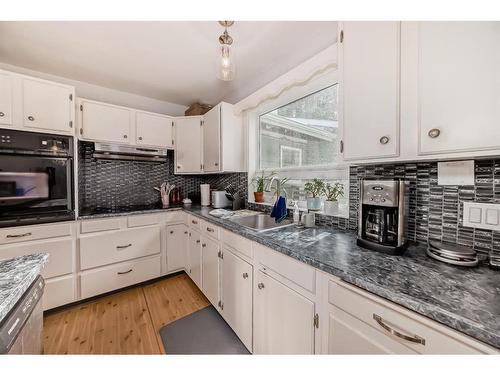 8931 33 Avenue Nw, Calgary, AB - Indoor Photo Showing Kitchen