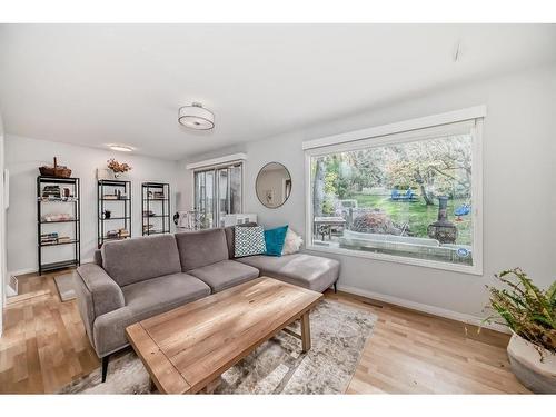 8931 33 Avenue Nw, Calgary, AB - Indoor Photo Showing Living Room