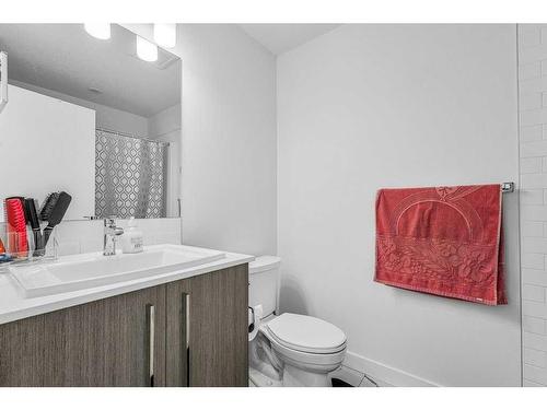 2205-280 Chelsea Road, Chestermere, AB - Indoor Photo Showing Bathroom