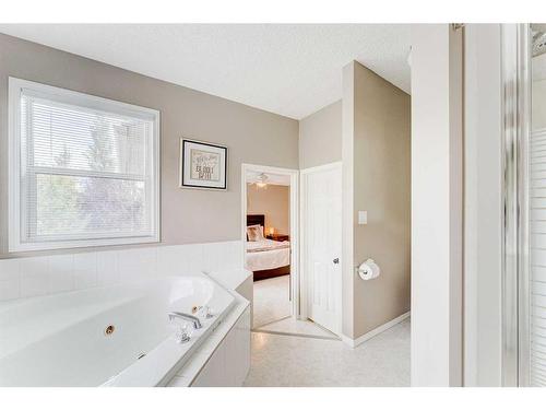 28 Simcrest Point Sw, Calgary, AB - Indoor Photo Showing Bathroom