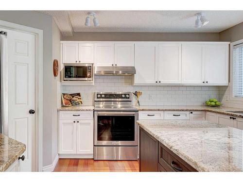 28 Simcrest Point Sw, Calgary, AB - Indoor Photo Showing Kitchen