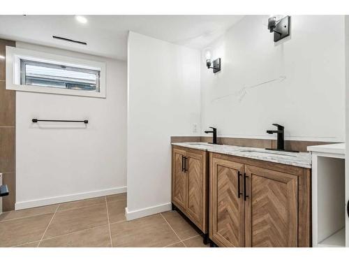 3812 3 Avenue Sw, Calgary, AB - Indoor Photo Showing Bathroom