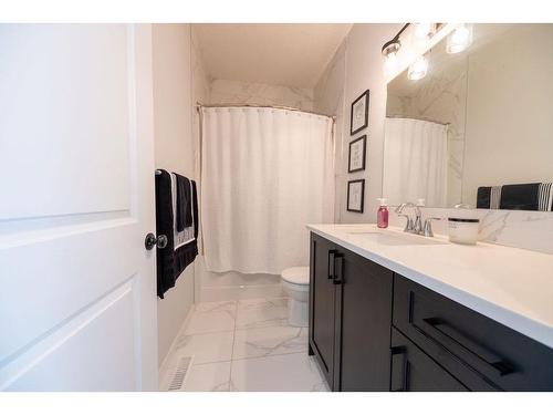 145 Belmont Villas Sw, Calgary, AB - Indoor Photo Showing Bathroom