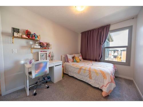 145 Belmont Villas Sw, Calgary, AB - Indoor Photo Showing Bedroom