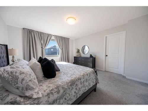 145 Belmont Villas Sw, Calgary, AB - Indoor Photo Showing Bedroom