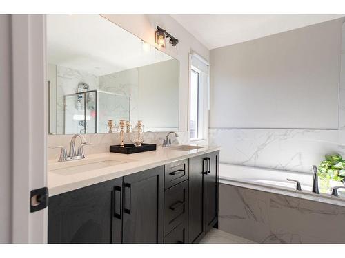 145 Belmont Villas Sw, Calgary, AB - Indoor Photo Showing Bathroom