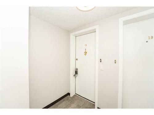 18-175 Manora Place Ne, Calgary, AB - Indoor Photo Showing Other Room