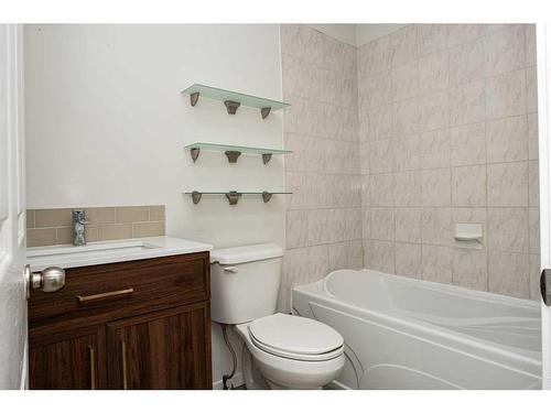 18-175 Manora Place Ne, Calgary, AB - Indoor Photo Showing Bathroom