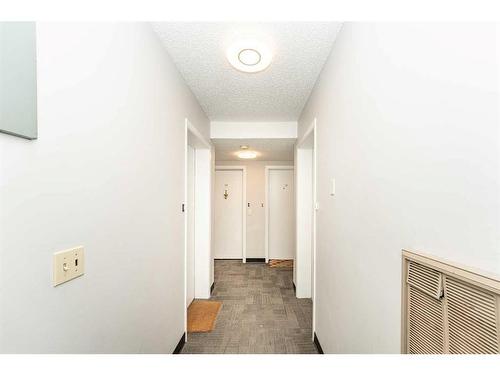 18-175 Manora Place Ne, Calgary, AB - Indoor Photo Showing Other Room